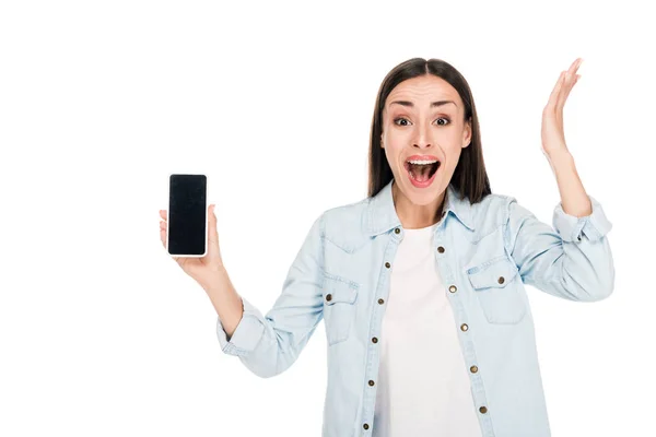 Mujer Joven Emocionada Mostrando Teléfono Inteligente Con Pantalla Blanco Aislado — Foto de Stock