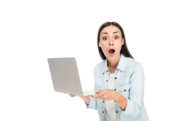 Geschokt Meisje Denim Jasje Houden Laptop Geïsoleerd Wit — Stockfoto