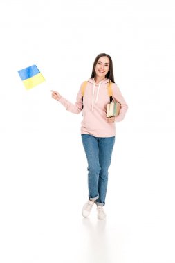 Ukrayna bayrağı ve beyaz izole kitaplar tutan sırt çantası ile gülümseyen öğrencinin tam uzunlukta görünümü