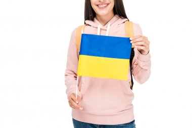 beyaz izole Ukrayna bayrağı tutan sırt çantası ile gülümseyen öğrencinin kırpılmış görünümü