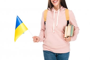 Ukrayna bayrağı ve beyaz izole kitaplar tutan sırt çantası ile gülümseyen öğrencinin kırpılmış görünümü