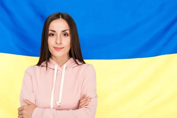 Leende Brunett Ung Kvinna Med Korsade Armar Stående Ukrainska Flagg — Stockfoto