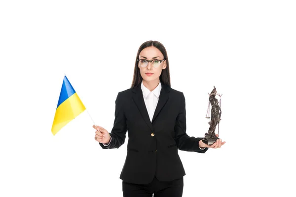 Δικηγόρος Που Κατέχει Ουκρανική Σημαία Και Χάλκινο Αγαλματάκι Της Θέμης — Φωτογραφία Αρχείου