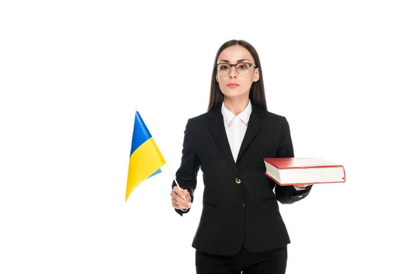 Δικηγόρος Μαύρο Κοστούμι Κρατώντας Ουκρανική Σημαία Και Βιβλίο Απομονωθεί Λευκό — Φωτογραφία Αρχείου