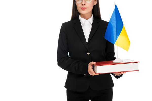 白で隔離された本にウクライナの旗を保持する黒いスーツの弁護士の部分的なビュー — ストック写真