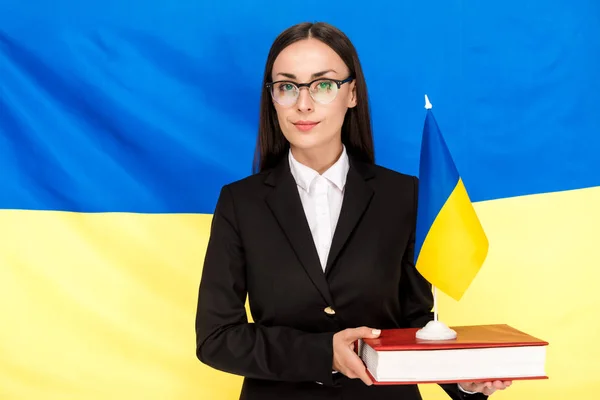 Advokat Svart Kostym Och Glasögon Innehar Ukrainska Flaggan Bok — Stockfoto