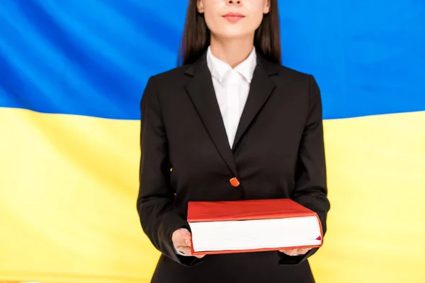 Bijgesneden Weergave Van Advocaat Zwart Pak Houden Boek Oekraïense Vlag — Stockfoto