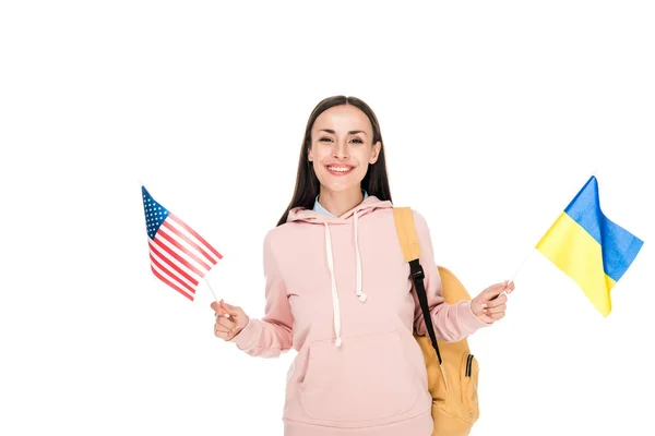 Улыбающийся Студент Рюкзаком Держащий Украинский Американский Флаги Изолированные Белом — стоковое фото