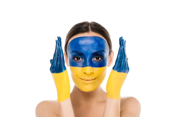 Улыбающаяся Обнаженная Молодая Женщина Нарисованным Украинским Флагом Коже Смотрящая Камеру — стоковое фото