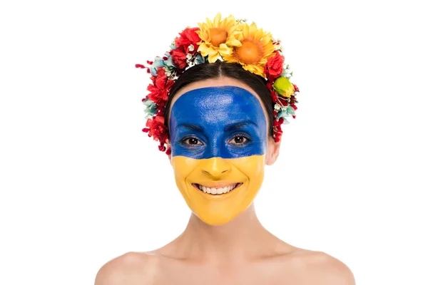 Meztelen Fiatal Virág Koszorú Festett Ukrán Zászlót Bőrön Mosolyogva Elszigetelt — Stock Fotó