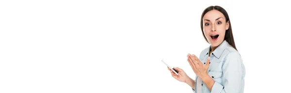 Widok Boku Podekscytowany Młoda Kobieta Pomocą Smartfona Białym Tle Panoramiczny — Zdjęcie stockowe