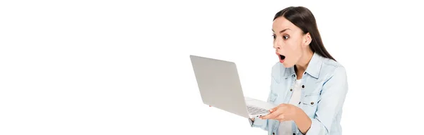 震惊的女孩在牛仔夹克使用笔记本电脑隔离上白色 全景拍摄 — 图库照片