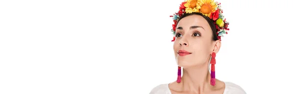 Morena Mujer Joven Camisa Bordada Ucraniana Nacional Corona Floral Mirando —  Fotos de Stock