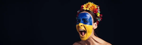 Обнаженная Молодая Женщина Цветочном Венке Раскрашенным Украинским Флагом Коже Кричит — стоковое фото