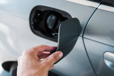 arabada yağ tankı kapısına dokunan adamın seçici odak 