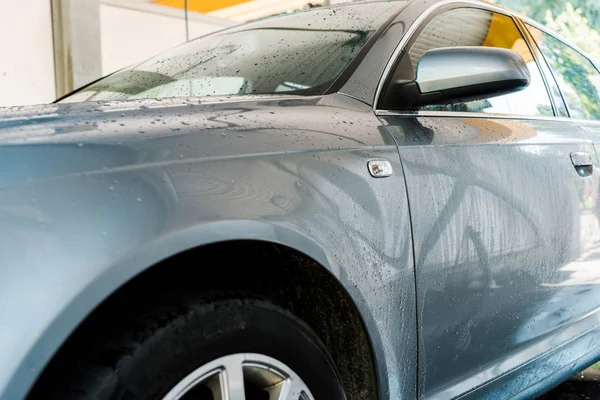 水滴滴在湿和清洁汽车上的选择性焦点 — 图库照片