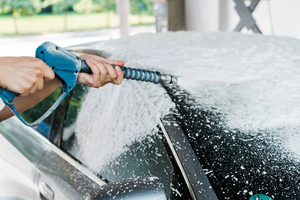 Beskuren Bil Renare Håller Högtryckstvätt Med Skum Nära Bil — Stockfoto