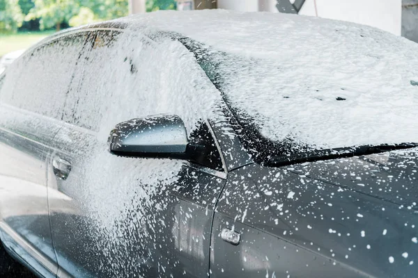现代灰色汽车与白色泡沫在洗车 — 图库照片