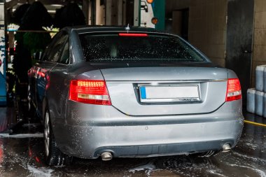 otomatik oto yıkamaparlayan kırmızı farlar ile araba seçici odak 