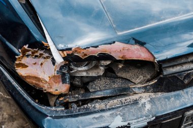 araba kazası sonrası kırık far ile hasarlı otomobil 