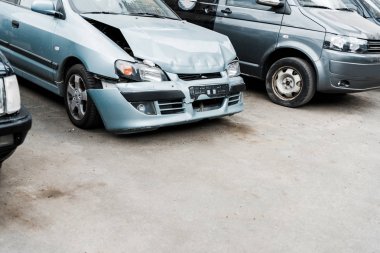 modern otomobiller yakınında araba kazasında sonra kaput araba düştü