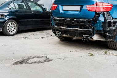 modern otomobil yakınında araba kazasında sonra mavi araba düştü 