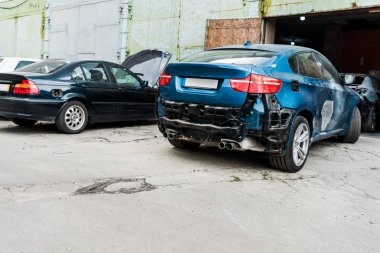 modern otomobil yakınında araba kazasından sonra hasarlı mavi araba 
