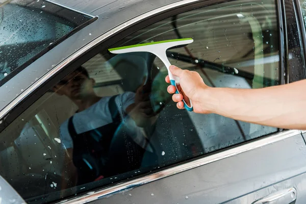 Обрезанный Вид Автомойки Держащей Скребок Время Мытья Окна Автомобиля — стоковое фото
