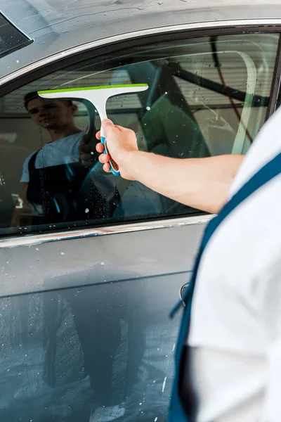 Fokus Selektif Manusia Memegang Squeegee Saat Membersihkan Jendela Mobil — Stok Foto