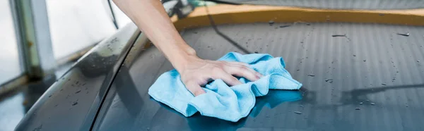 Plano Panorámico Del Hombre Limpieza Coche Mojado Con Trapo Azul — Foto de Stock