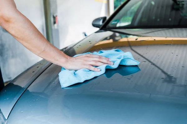 Visão Cortada Homem Limpando Carro Molhado Com Pano Azul — Fotografia de Stock