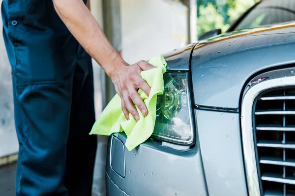 Araba Far Temizliği Sırasında Yeşil Bez Tutan Araba Temizleyici Kırpılmış — Stok fotoğraf