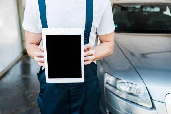 Foco Seletivo Carro Limpador Segurando Tablet Digital Com Tela Branco — Fotografia de Stock