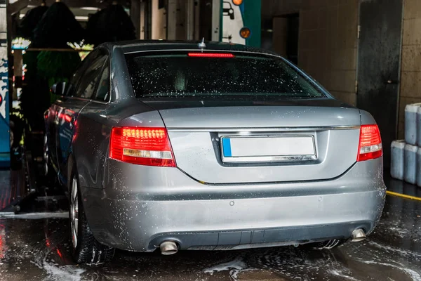 Enfoque Selectivo Del Coche Con Faros Rojos Que Brillan Lavado — Foto de Stock