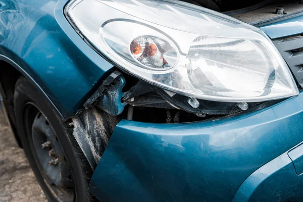 Enfoque Selectivo Del Vehículo Azul Estrellado Después Accidente Coche —  Fotos de Stock