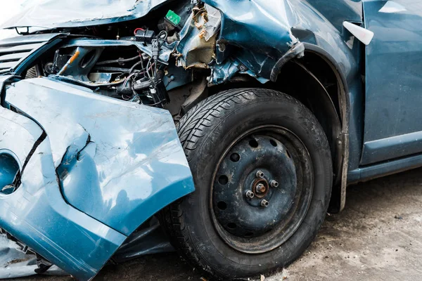 Enfoque Selectivo Dañado Azul Auto Después Accidente Coche — Foto de Stock