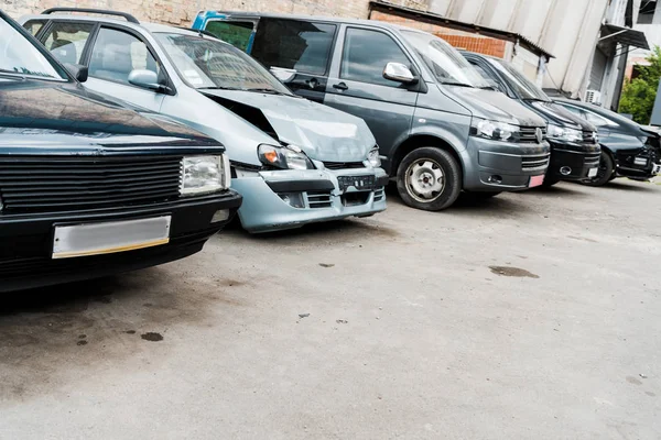 Vehículo Dañado Después Accidente Coche Cerca Automóviles Modernos — Foto de Stock