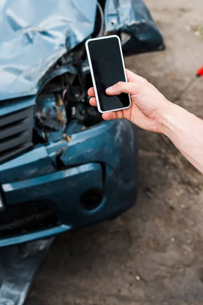Mann Hält Smartphone Mit Leerem Bildschirm Der Nähe Beschädigten Autos — Stockfoto