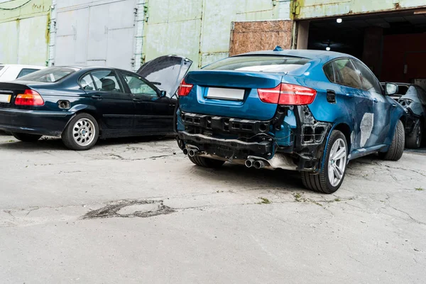 Пошкоджений Синій Автомобіль Після Автомобільної Аварії Біля Сучасного Автомобіля — стокове фото