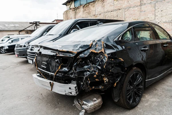 Foco Seletivo Veículo Preto Danificado Após Acidente Carro Perto Automóveis — Fotografia de Stock