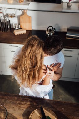 mutfakta kucaklayan seksi çift havai görünümü