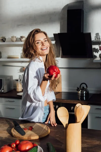 Rindo Jovem Mulher Camisa Branca Segurando Tomate Cozinha — Fotografia de Stock