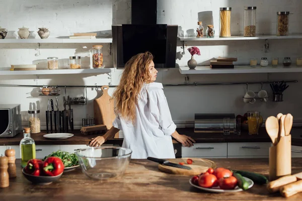 Mujer Joven Camisa Blanca Pie Cocina Mirando Hacia Otro Lado —  Fotos de Stock