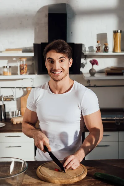 Homem Muscular Sorridente Branco Shirt Corte Legumes Cozinha — Fotografia de Stock