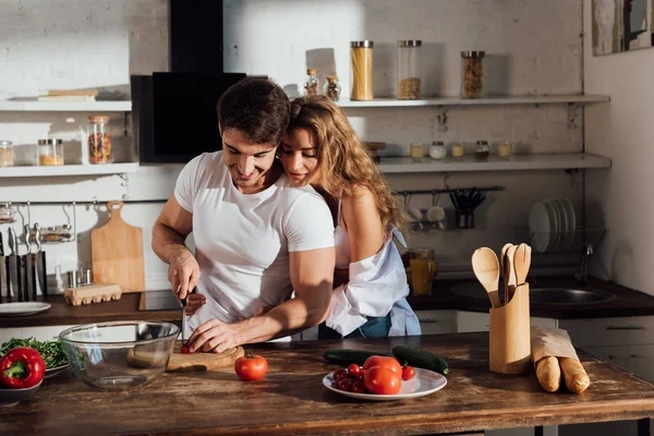 キッチンで一緒に料理しながら笑顔のセクシーなカップル — ストック写真