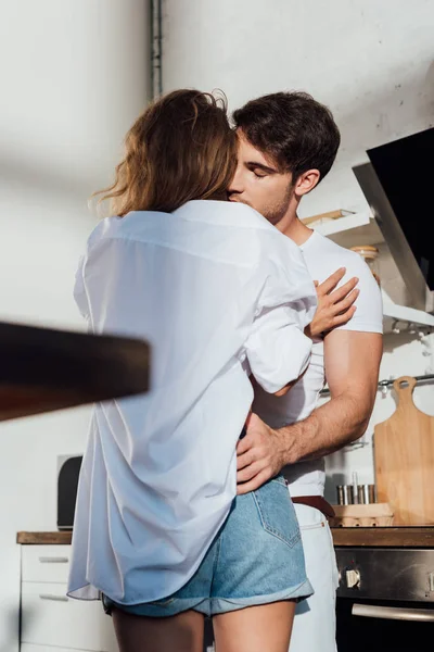 Muscular Man Embracing Sexy Girlfriend Closed Eyes Kitchen — Stock Photo, Image