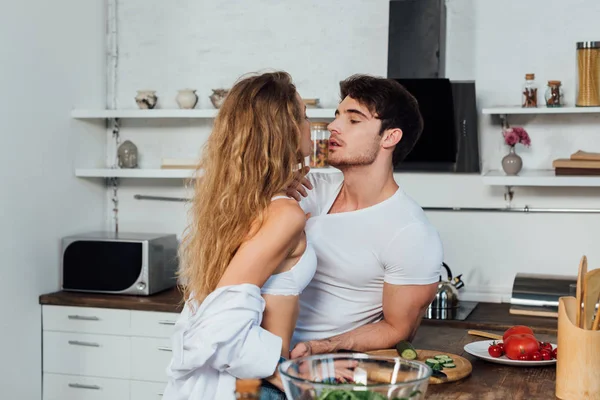 Sexy Couple Looking Each Other Table Vegetables Kitchen — Stock Photo, Image