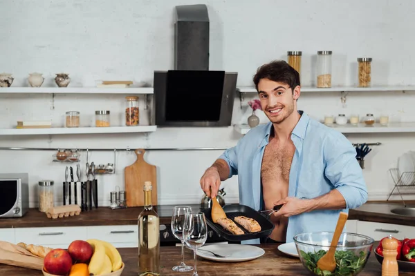 Sexy Smiling Man Holding Frying Pan Fish Kitchen — Stock Photo, Image