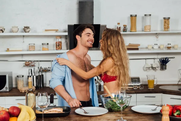 Sexy Menina Despindo Namorado Perto Servido Mesa Cozinha — Fotografia de Stock