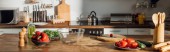 panoramatický záběr čerstvé zeleniny a kuchyňské náčiní na stůl v kuchyni